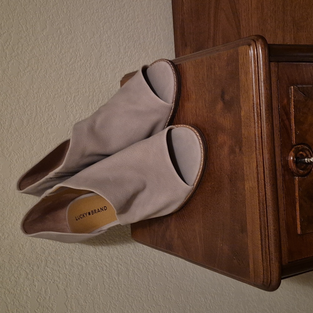 Lucky Brand Women's Sz 12 Beige-Gray Peep-Toe Wedges